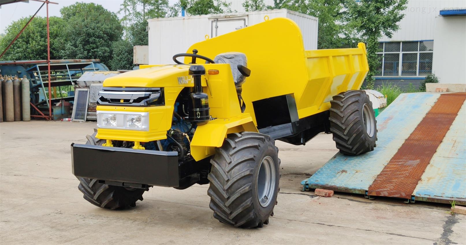 棕榈园四驱铰接式运输型拖拉机